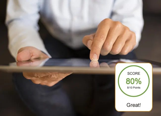 Mitarbeiter, der einen Online-Test mit automatischer Korrektur absolviert.