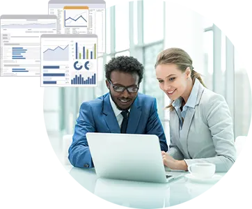 Marketingspezialisten analysieren die Ergebnisse ihrer Marktforschung zur Einführung einer neuen Dienstleistung.