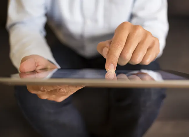 Ein Befragter, der eine Umfrage auf einem Tablet beantwortet