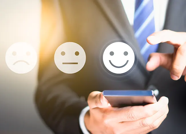 Un partecipante che risponde a un sondaggio sul suo smartphone