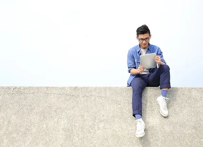 Um jovem satisfeito com a utilização de encuestafacil.com